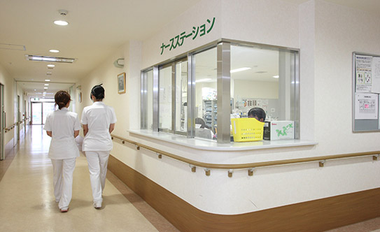 病院内の廊下の風景