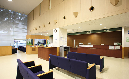 大きな病院の受付ロビー風景