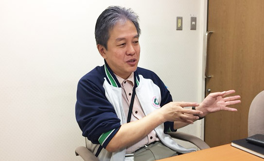 浅野事務長のインタビュー中の真剣な表情の写真